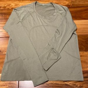 lululemon long sleeve work out top *never worn excellent condition*